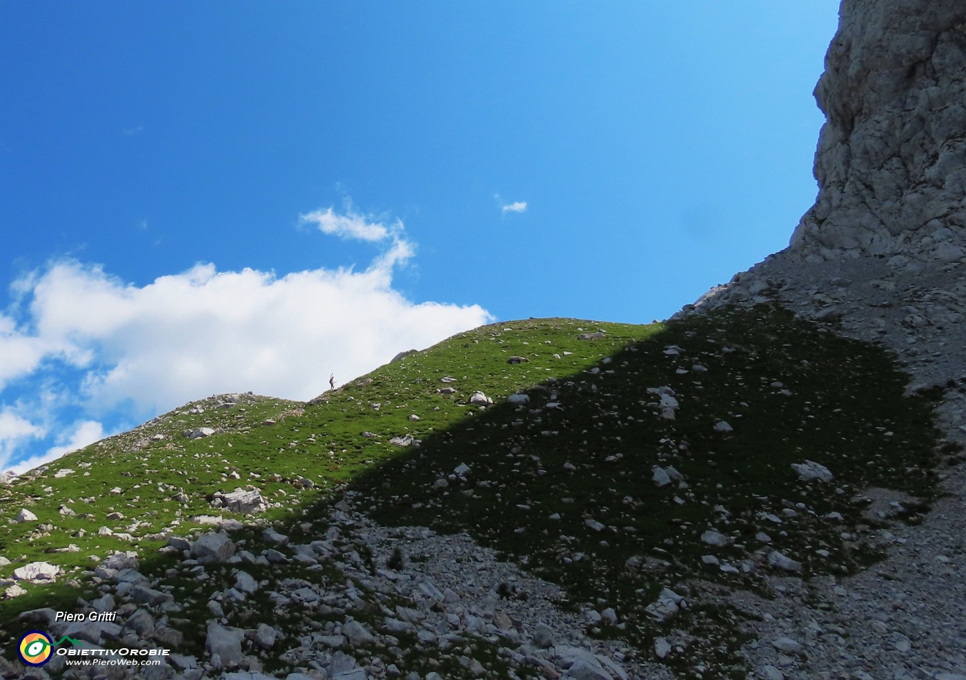 40 Non andiamo a sx per il Passo di Corna Piana, ma proseguiamo a dx sul sentiero EE per il Pizzo Arera.JPG